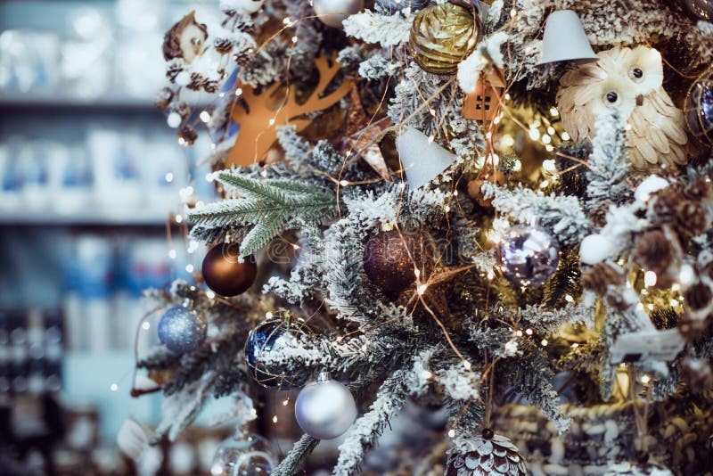Décorations de boule de Noël d'or et blanc de différents styles traditionnels et conceptions de cru sur des branches d'arbre de f photographie stock libre de droits Décorations de boule de Noël d'or et blanc de différents styles traditionnels et conceptions de cru sur des branches d'arbre de f photographie stock libre de droits