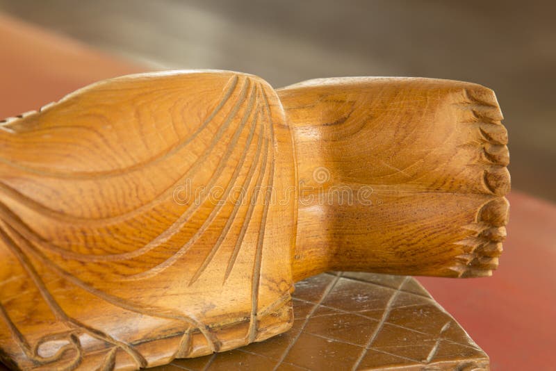 Découpage en bois de Bouddha de pied Découpage en bois de style thaïlandais photo libre de droits Découpage en bois de Bouddha de pied Découpage en bois de style thaïlandais photo libre de droits