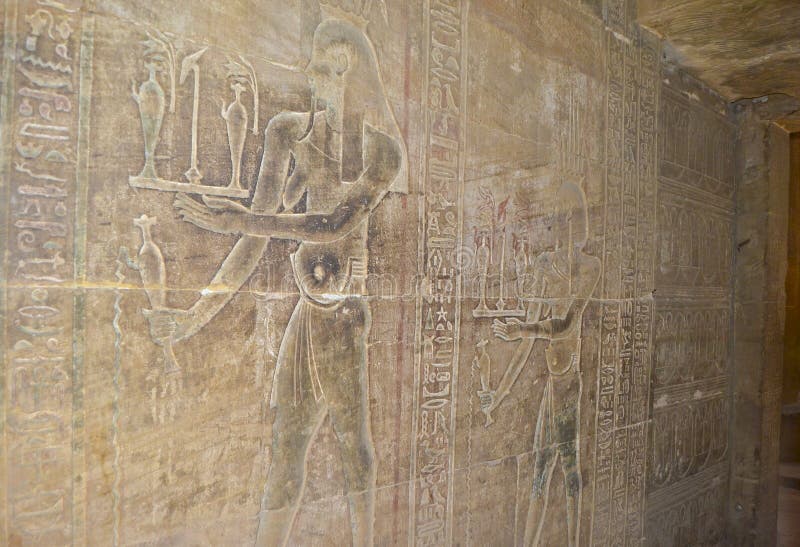 Découpages hiéroglyphiques dans un mur égyptien de temple photo stock Découpages hiéroglyphiques dans un mur égyptien de temple photo stock
