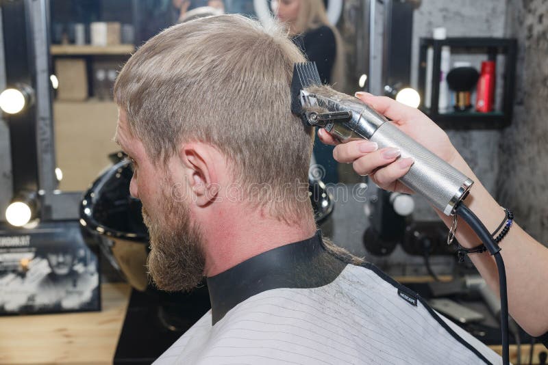 D?coupeuse de cheveux de coiffeur Le ma?tre fournit une coupe de cheveux image libre de droits D?coupeuse de cheveux de coiffeur Le ma?tre fournit une coupe de cheveux image libre de droits