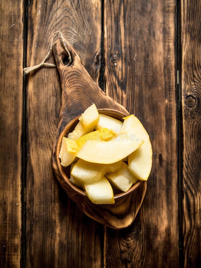 Découpé en tranches du melon mûr dans une cuvette en bois photo libre de droits Découpé en tranches du melon mûr dans une cuvette en bois photo libre de droits
