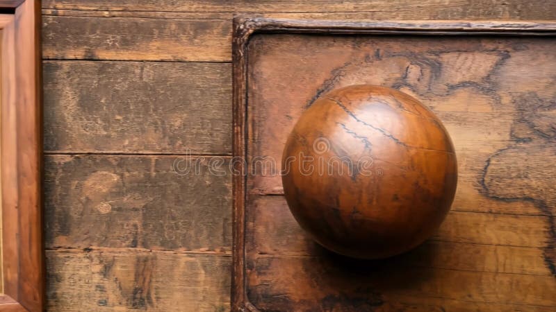 Découverte de la carte du monde vintage et du globe de bois sur une table rustique illustration libre de droits