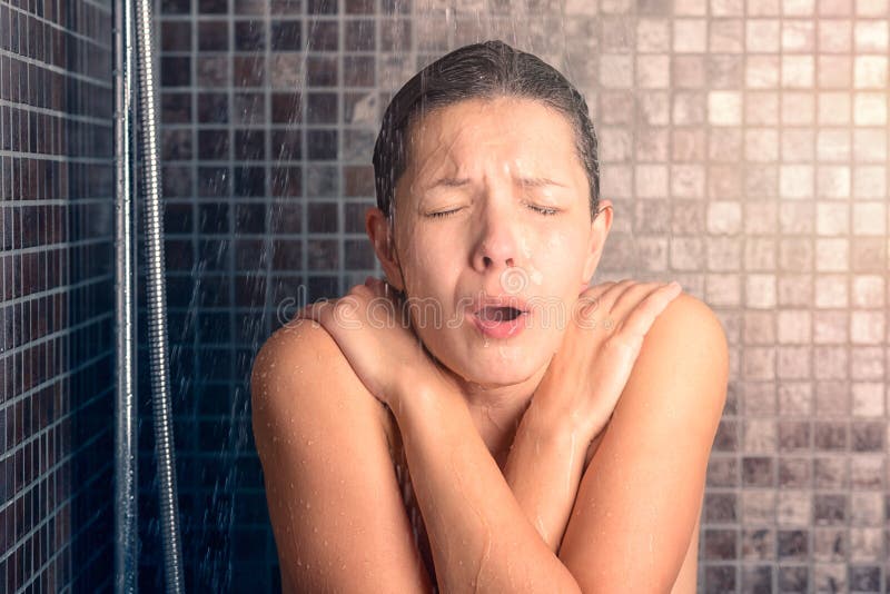 Découvrez la femme réagissant tout en prenant la douche froide