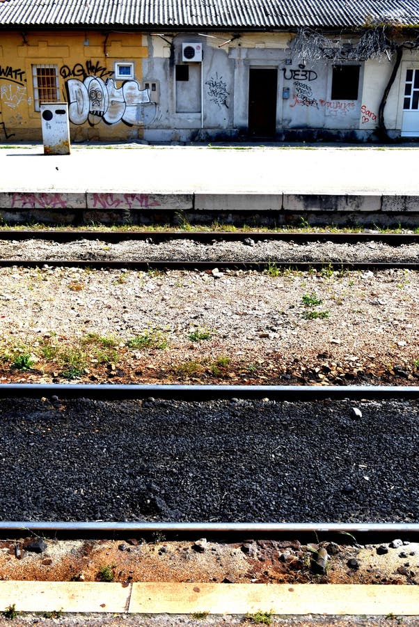 Dédoublez, la Croatie - 22 avril 2019 : section verticale de vue au-dessus des voies de chemin de fer photos stock Dédoublez, la Croatie - 22 avril 2019 : section verticale de vue au-dessus des voies de chemin de fer photos stock