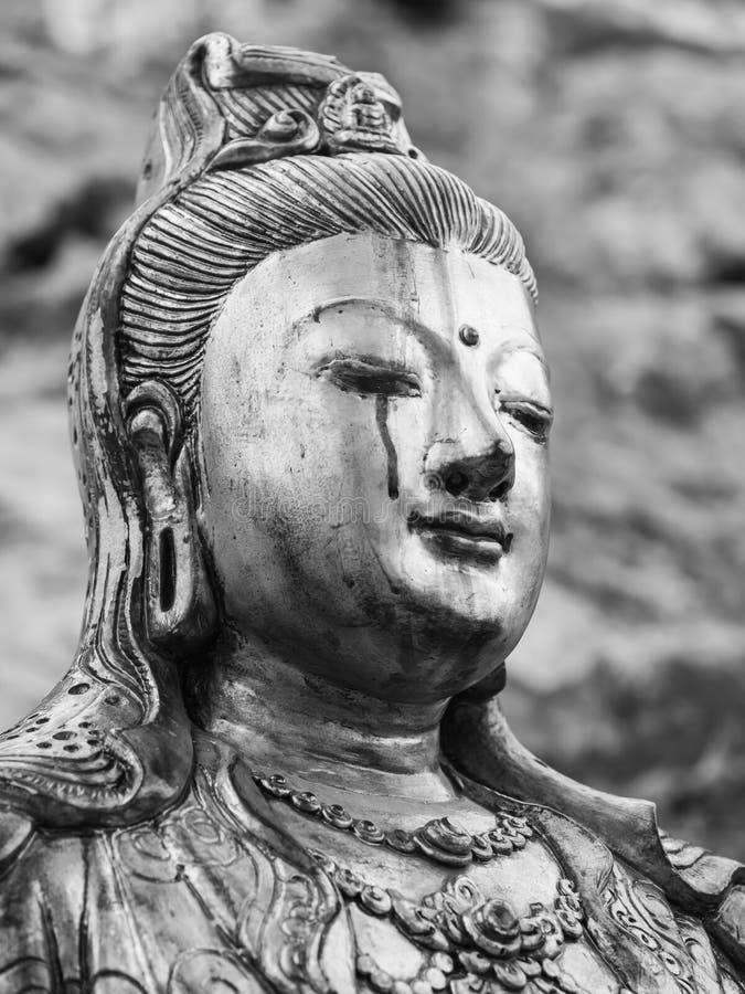 Déesse pleurante monochrome de statue de pitié (Quan Yin, Kuan Yim, images libres de droits Déesse pleurante monochrome de statue de pitié (Quan Yin, Kuan Yim, images libres de droits