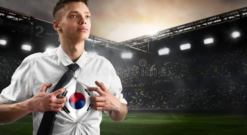 Défenseur du football ou du football de la Corée montrant le drapeau photographie stock libre de droits Défenseur du football ou du football de la Corée montrant le drapeau photographie stock libre de droits