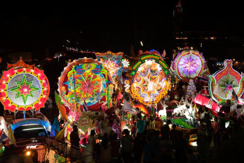 Défilé de festival d'étoile de Noël dans Sakhon Nakhon, Thaïlande photographie stock libre de droits Défilé de festival d'étoile de Noël dans Sakhon Nakhon, Thaïlande photographie stock libre de droits
