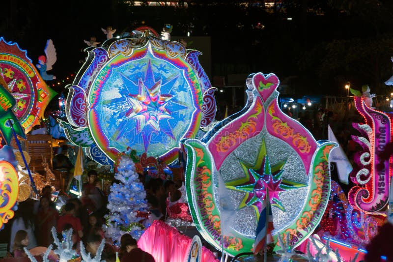 Défilé de festival d'étoile de Noël dans Sakhon Nakhon, Thaïlande photos libres de droits Défilé de festival d'étoile de Noël dans Sakhon Nakhon, Thaïlande photos libres de droits