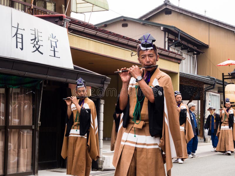 Défilé de Takayama Autumn Festival sur des rues de ville photographie stock Défilé de Takayama Autumn Festival sur des rues de ville photographie stock