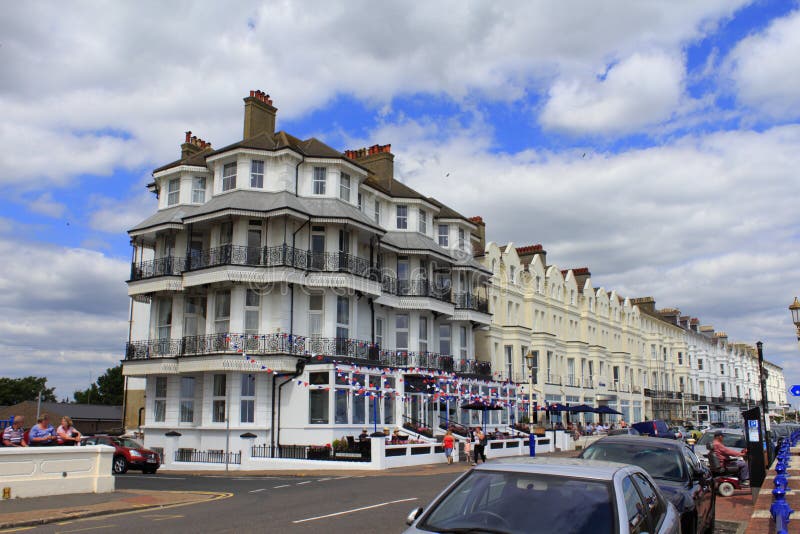 Défilé grand Eastbourne Royaume-Uni. Bâtiments magnifiques d'hôtel le long de défilé grand d'Eastbourne Eastbourne est une grande ville, la station balnéaire dans le Sussex est sur la côte sud de l'Angleterre, 19 milles à l'est de Brighton