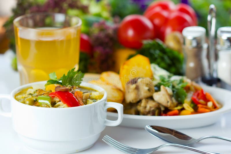 Déjeuner d'affaires avec du potage, la salade et le jus images libres de droits Déjeuner d'affaires avec du potage, la salade et le jus images libres de droits
