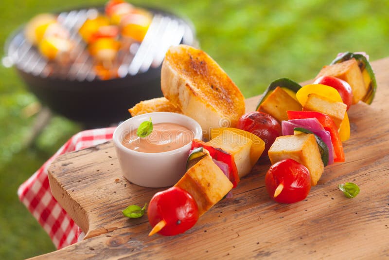 Déjeuner sain de pique-nique à un barbecue d'été images libres de droits Déjeuner sain de pique-nique à un barbecue d'été images libres de droits