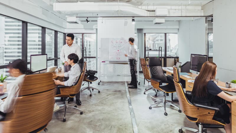 Délai de 4 000 UHD pour les jeunes adultes d'affaires asiatiques travaillant ensemble au bureau, zoom avant Personnes travaillant banque de vidéos