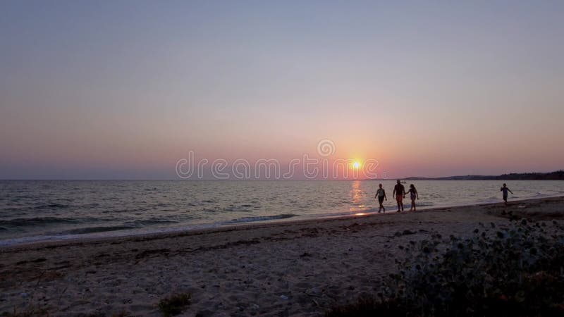 Délai. superbe coucher de soleil coloré beauté. île de grèce. vue inoubliable.