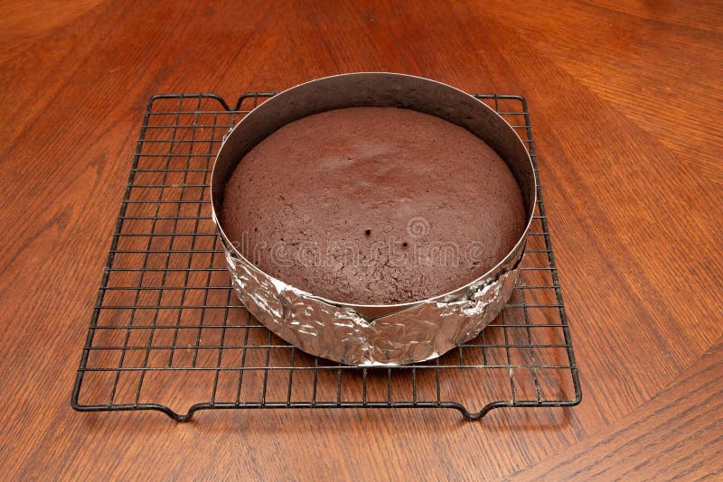 Délicieux gâteau à l'éponge en chocolat sur une table de cuisine en bois photographie stock