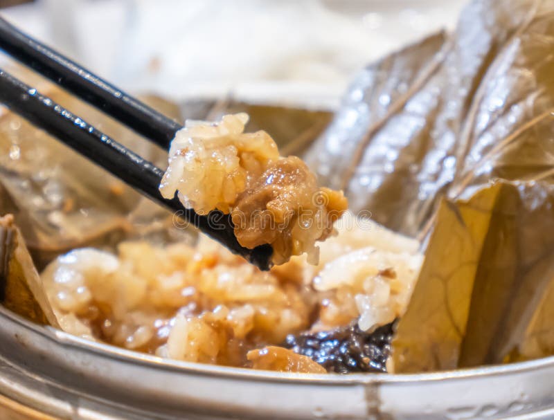 Délicieux Lo Mai Gai dim sum, riz glutineux frais à la vapeur et roulé au poulet enveloppé de feuilles de lotus dans du bambou à photo stock Délicieux Lo Mai Gai dim sum, riz glutineux frais à la vapeur et roulé au poulet enveloppé de feuilles de lotus dans du bambou à photo stock