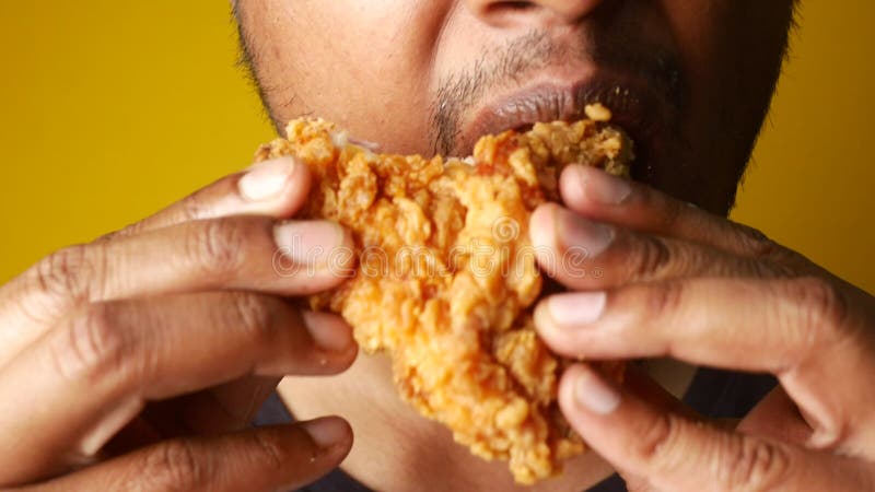 Délicieux poulet frit servi dans un cadre dynamique banque de vidéos