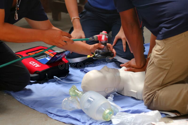 Délivrance et CPR s'exerçant aux premiers secours