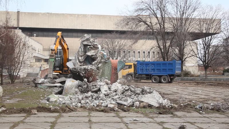 Démantèlement du monument dniepr ukraine meteor clips vidéos