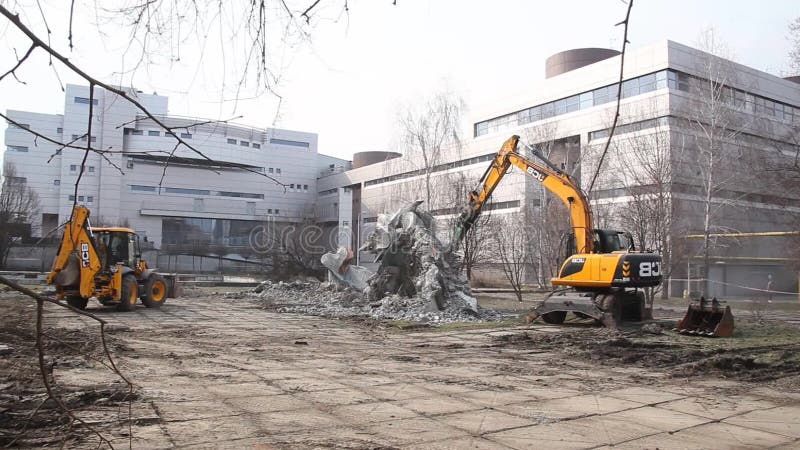 Démantèlement du météorite de l'Ukraine monument dniepr banque de vidéos