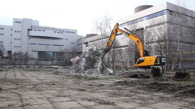 Démantèlement du météorite de l'Ukraine monument dniepr banque de vidéos