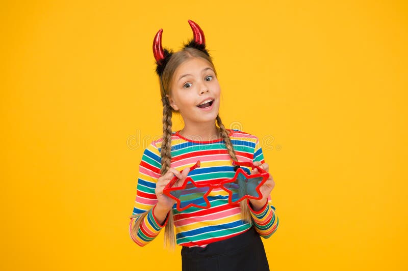 Démarrer cette partie Attributs de partie Jeune démon joueuse Petit enfant aux cornes rouges et aux lunettes Accessoires pour le image libre de droits Démarrer cette partie Attributs de partie Jeune démon joueuse Petit enfant aux cornes rouges et aux lunettes Accessoires pour le image libre de droits