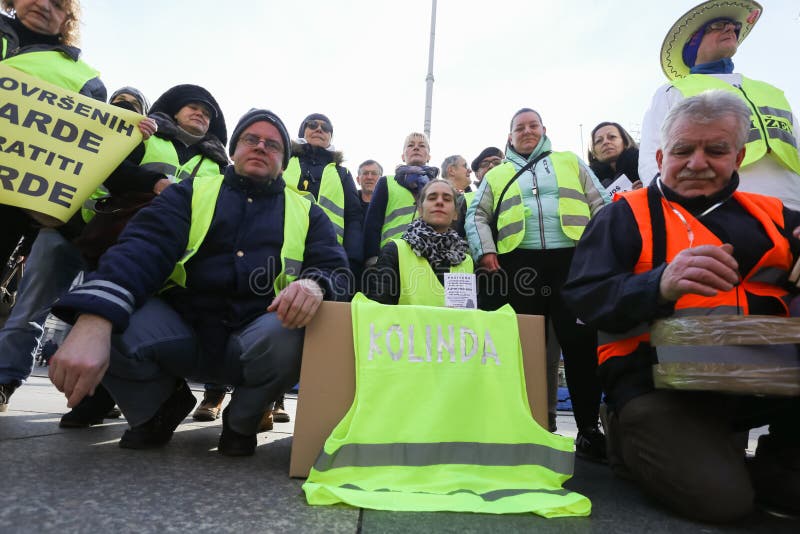 Démonstrateurs jaunes de gilets à Zagreb image libre de droits Démonstrateurs jaunes de gilets à Zagreb image libre de droits