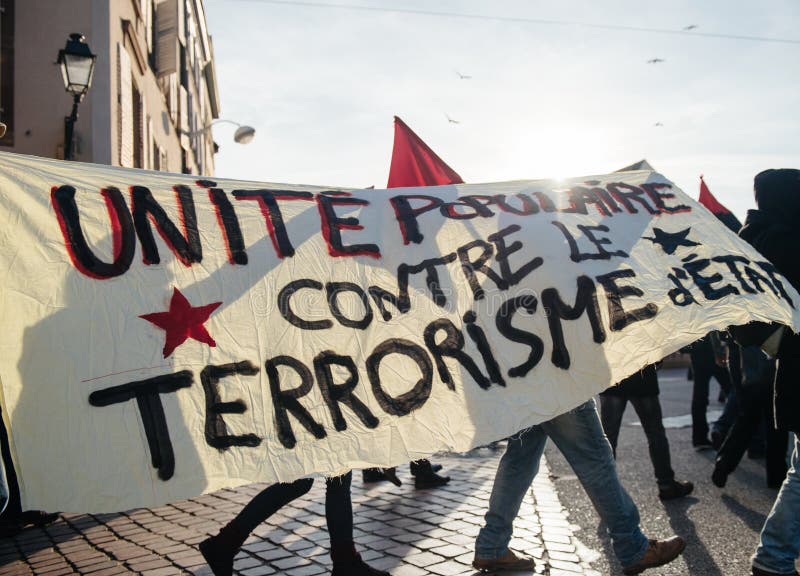 Démonstration française contre l'état du gouvernement d'urgence