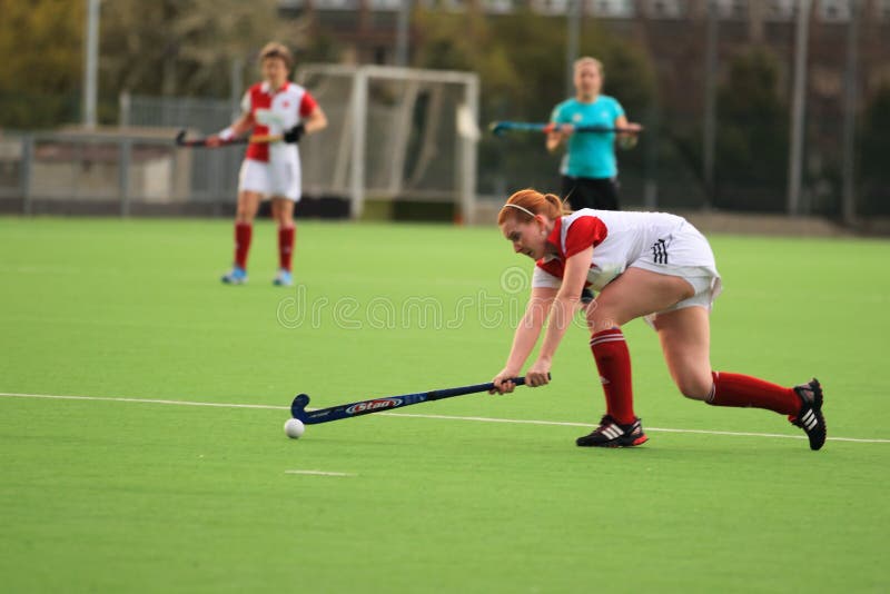 Dépassement dans l'extraleague tchèque d'hockey de zone de femmes images stock Dépassement dans l'extraleague tchèque d'hockey de zone de femmes images stock