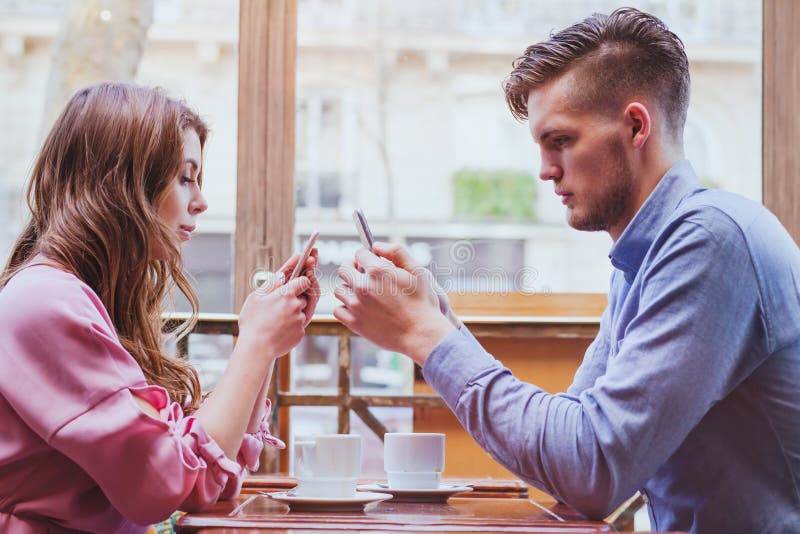 Dépendance d'Internet, problème de relations, ajouter aux mobiles photo stock Dépendance d'Internet, problème de relations, ajouter aux mobiles photo stock