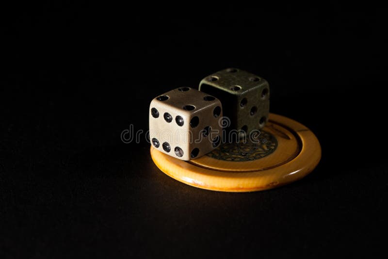 Dépendance de jeu Paires de matrices de vintage et de pok de jeu de casino photo stock Dépendance de jeu Paires de matrices de vintage et de pok de jeu de casino photo stock