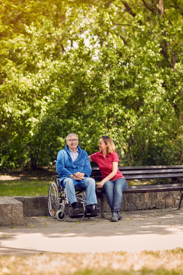 Dépenser la fille gaie de temps ensemble avec son fathe handicapé images stock Dépenser la fille gaie de temps ensemble avec son fathe handicapé images stock