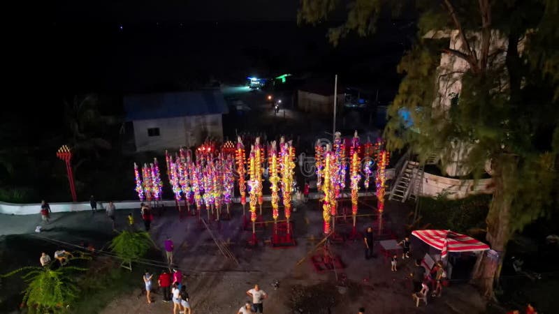 Déplacement lent au-dessus de conduit illuminé d'encens de dragon au temple chinois banque de vidéos