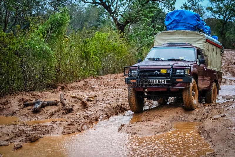 Voyager sur une route impraticable photo stock