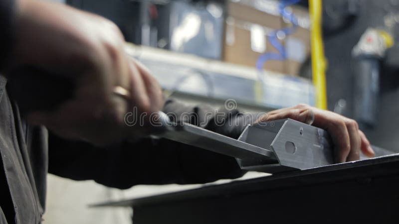 Dépôt manuel d'aluminium profilé à la main dans l'atelier Processus de finition manuel d'une pièce métallique usinée pour la préci banque de vidéos
