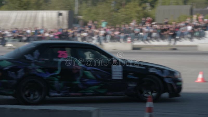 Dérive de deux voitures de sport banque de vidéos
