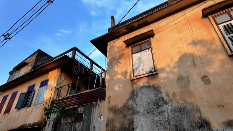 Désintégration urbaine au laos : murs et fenêtres vintage banque de vidéos