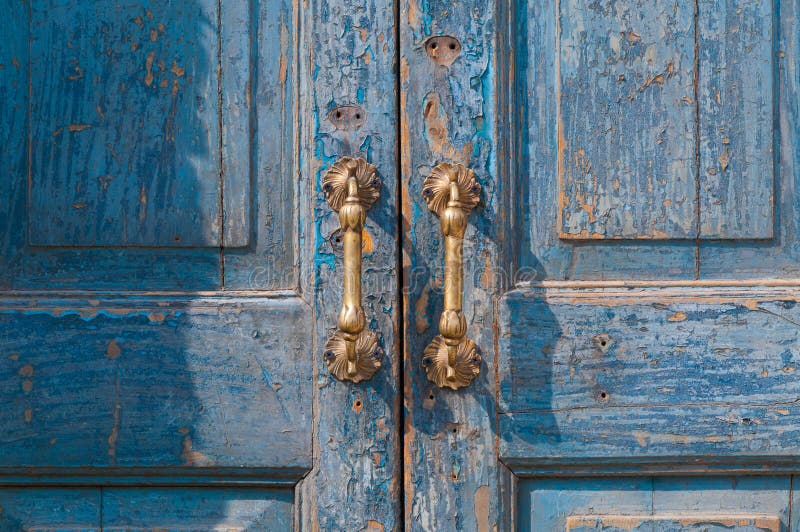 Détail architectural d'une poignée de porte en laiton de vintage photo libre de droits Détail architectural d'une poignée de porte en laiton de vintage photo libre de droits