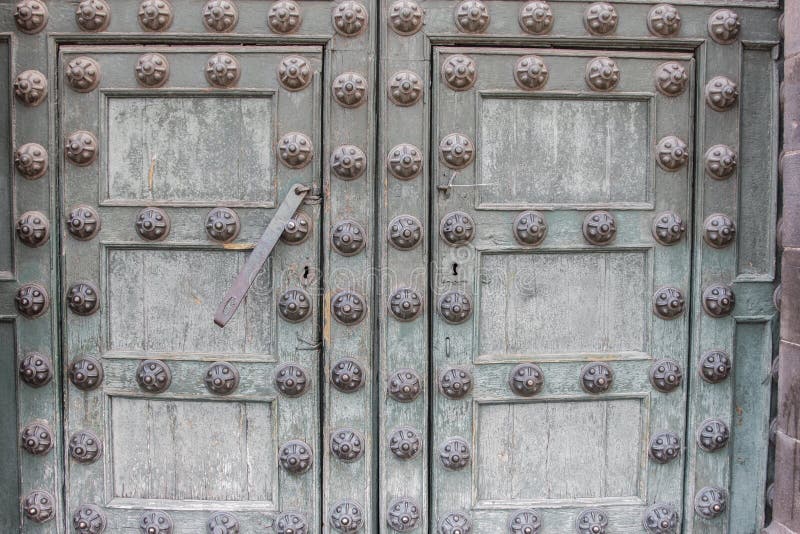 Détail colonial d'architecture de porte d'église catholique images stock Détail colonial d'architecture de porte d'église catholique images stock