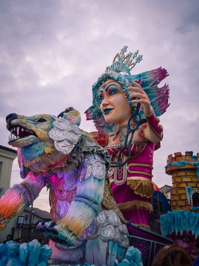 Détail d'un chariot de carnaval pendant un défilé allégorique images libres de droits Détail d'un chariot de carnaval pendant un défilé allégorique images libres de droits