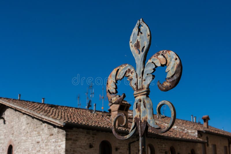 Détail d'un Fleur de lis clôturant Gubbio, Ombrie, Italie photos libres de droits Détail d'un Fleur de lis clôturant Gubbio, Ombrie, Italie photos libres de droits
