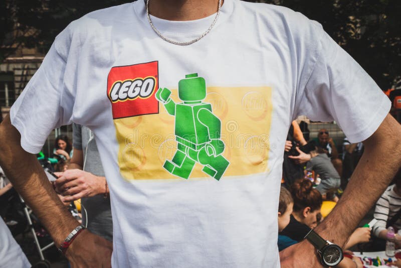 Détail d'un T-shirt chez Lego Village à Milan, Italie