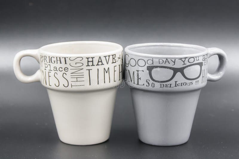 Détail de deux tasses de café vide avec le message de couleur différente photo libre de droits Détail de deux tasses de café vide avec le message de couleur différente photo libre de droits