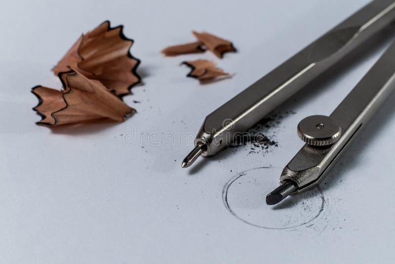 Détail de fermeture d'une boussole au crayon de géométrie et d'un cisaillement au crayon sur papier blanc avec un cercle dessiné photo libre de droits Détail de fermeture d'une boussole au crayon de géométrie et d'un cisaillement au crayon sur papier blanc avec un cercle dessiné photo libre de droits