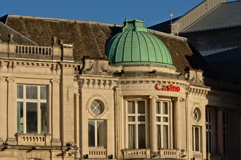 Détail de la façade du bâtiment de casino de station thermale dans le néo- style classique image stock Détail de la façade du bâtiment de casino de station thermale dans le néo- style classique image stock