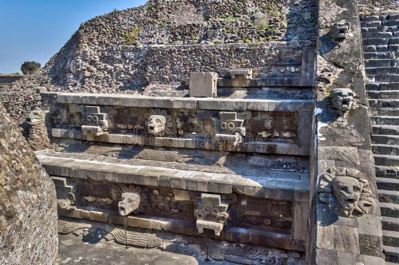 Détail de la pyramide dans Teotihuacan, montrant les têtes de Tlaloc à gauche et le juste fait varier le pas de serpent dans l'ar photos stock Détail de la pyramide dans Teotihuacan, montrant les têtes de Tlaloc à gauche et le juste fait varier le pas de serpent dans l'ar photos stock