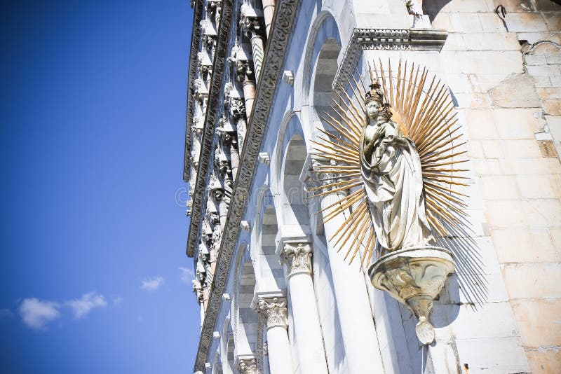Détail de la sculpture en Vierge Marie avec Jésus image stock Détail de la sculpture en Vierge Marie avec Jésus image stock