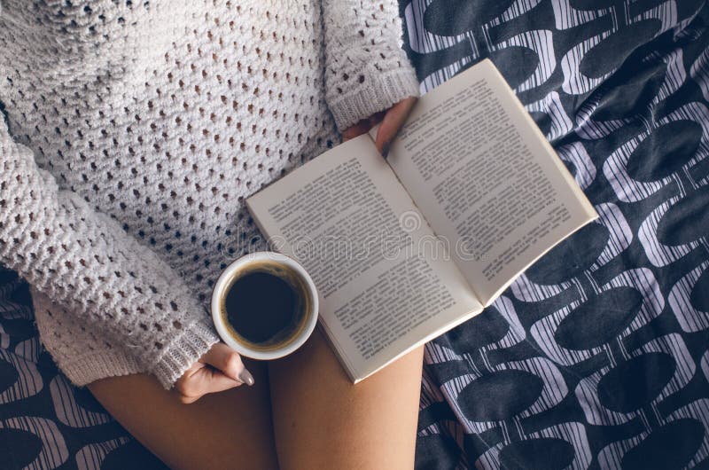 Détail de lumière sexy de jeune femme et de soleil La femme gardent une tasse de café et ont lu un livre photo stock Détail de lumière sexy de jeune femme et de soleil La femme gardent une tasse de café et ont lu un livre photo stock