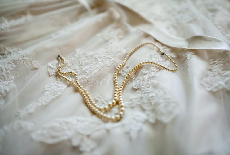 Détail de robe de mariage avec des perles photo libre de droits Détail de robe de mariage avec des perles photo libre de droits