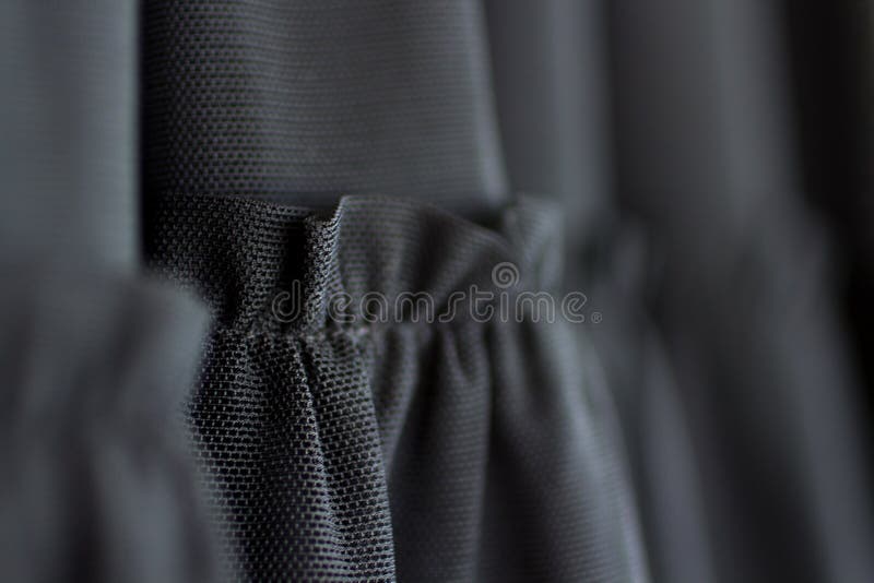 Détail de tissu d'habillement de bord noir de robe